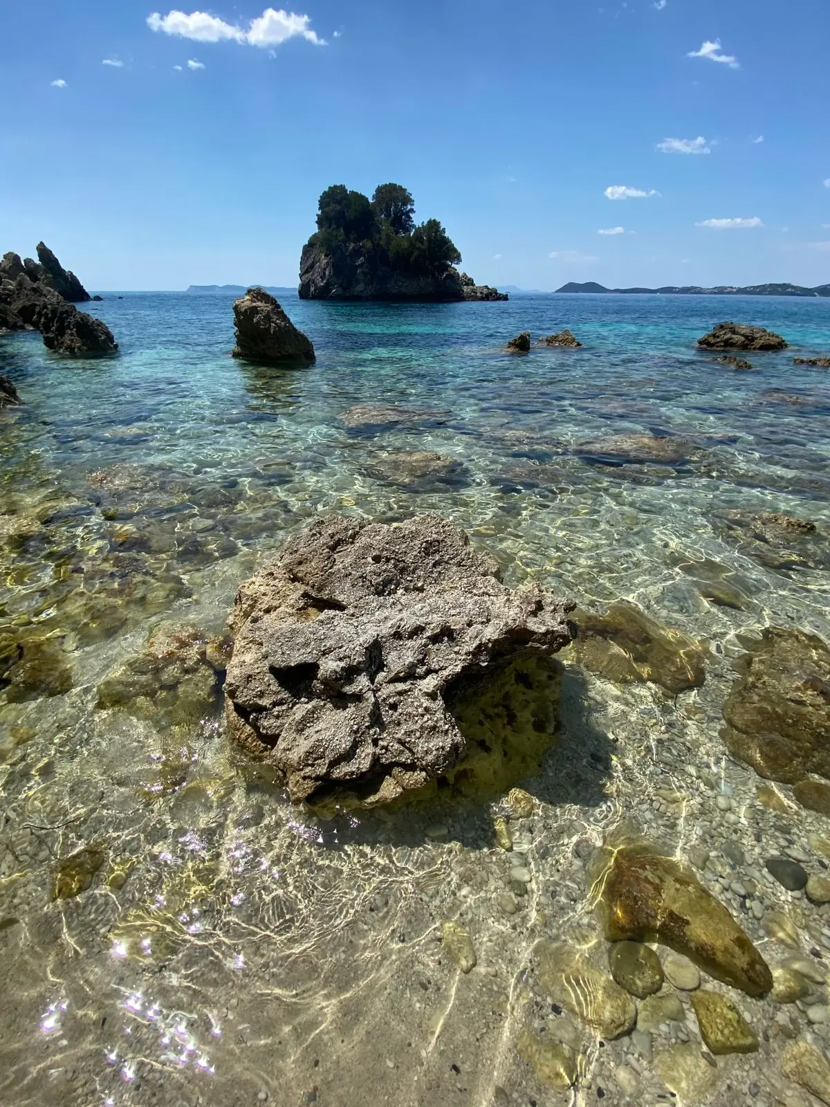 Βράχια και κρυστάλλινα νερά στην Παλαιοκαστρίτσα