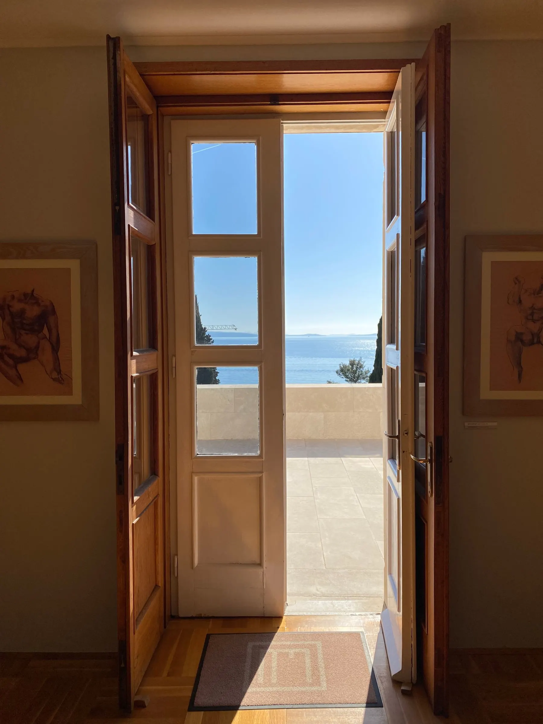 Ξύλινη μπαλκονόπορτα ανοιχτή προς τη θάλασσα