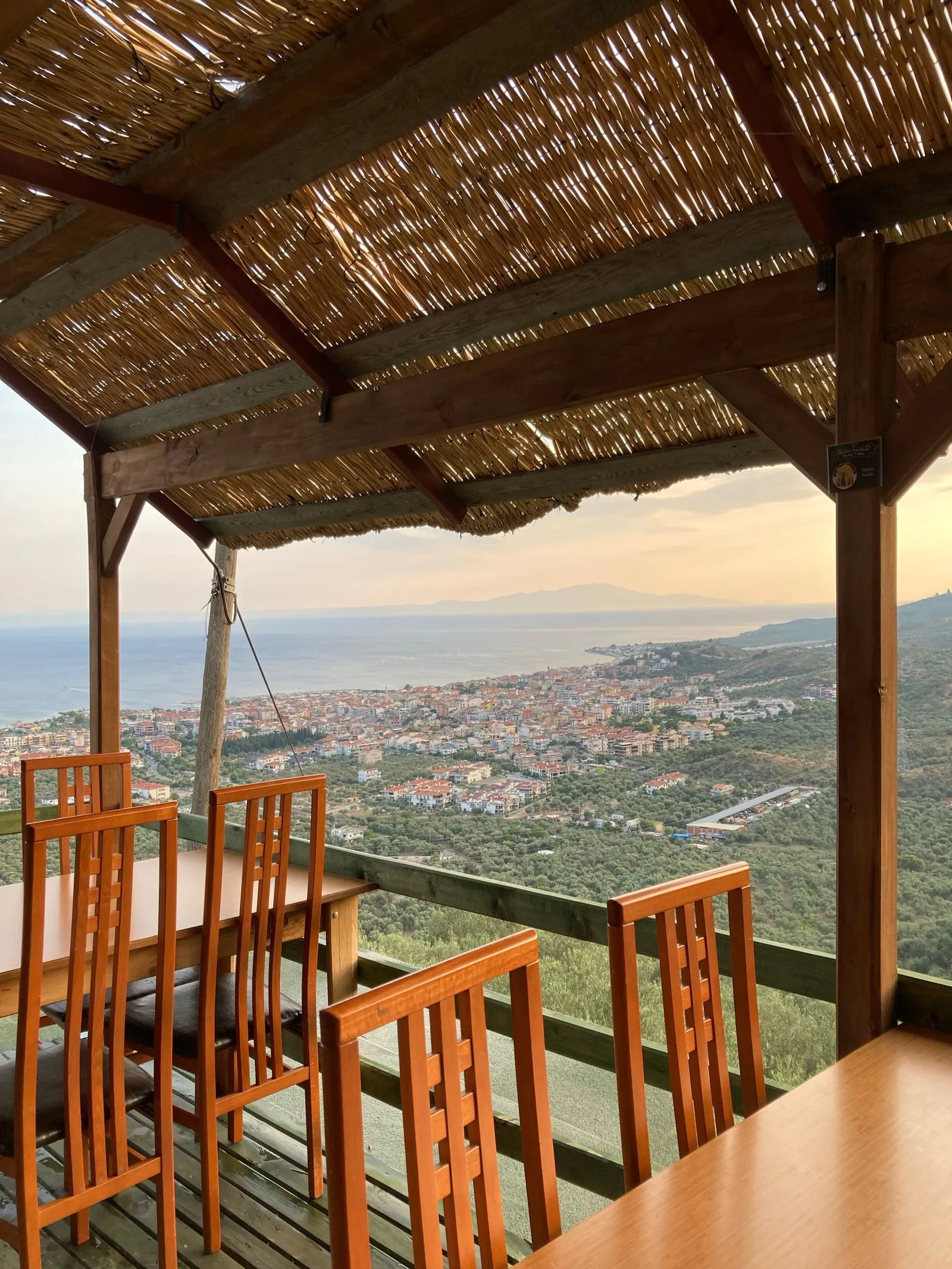 Τραπέζια κάτω από την πέργκολα, με θέα στον κόλπο