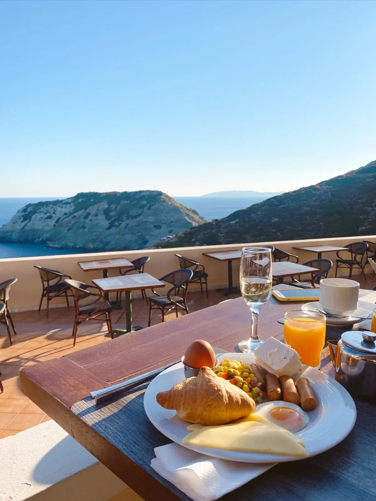 Πρωινό στη βεράντα, με θέα στον κόλπο