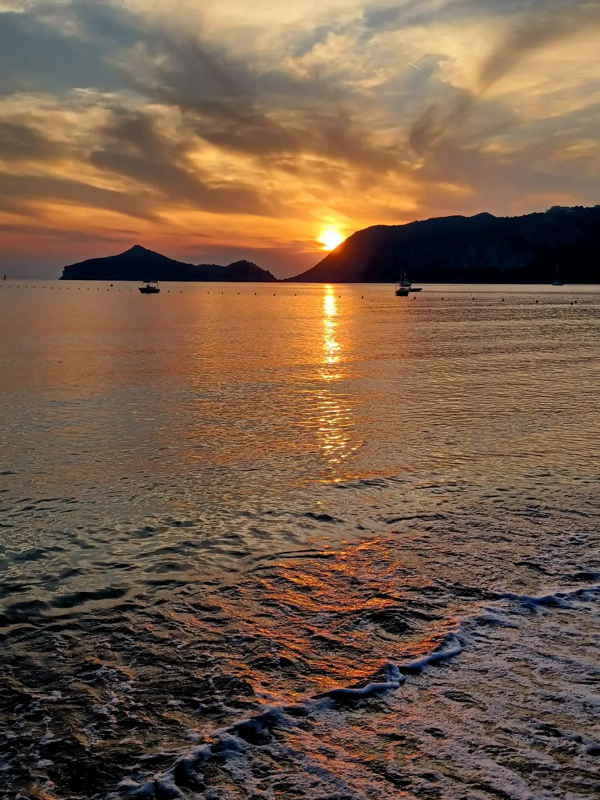 Ηλιοβασίλεμα στο Ιόνιο, με ένα ιστιοπλοϊκό